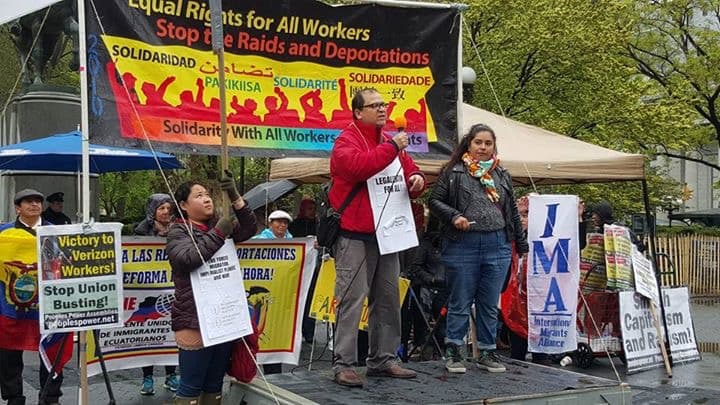 Antonio Arízaga, integrante del Frente Unido de Inmigrantes Ecuatorianos, habla a los manifestantes.