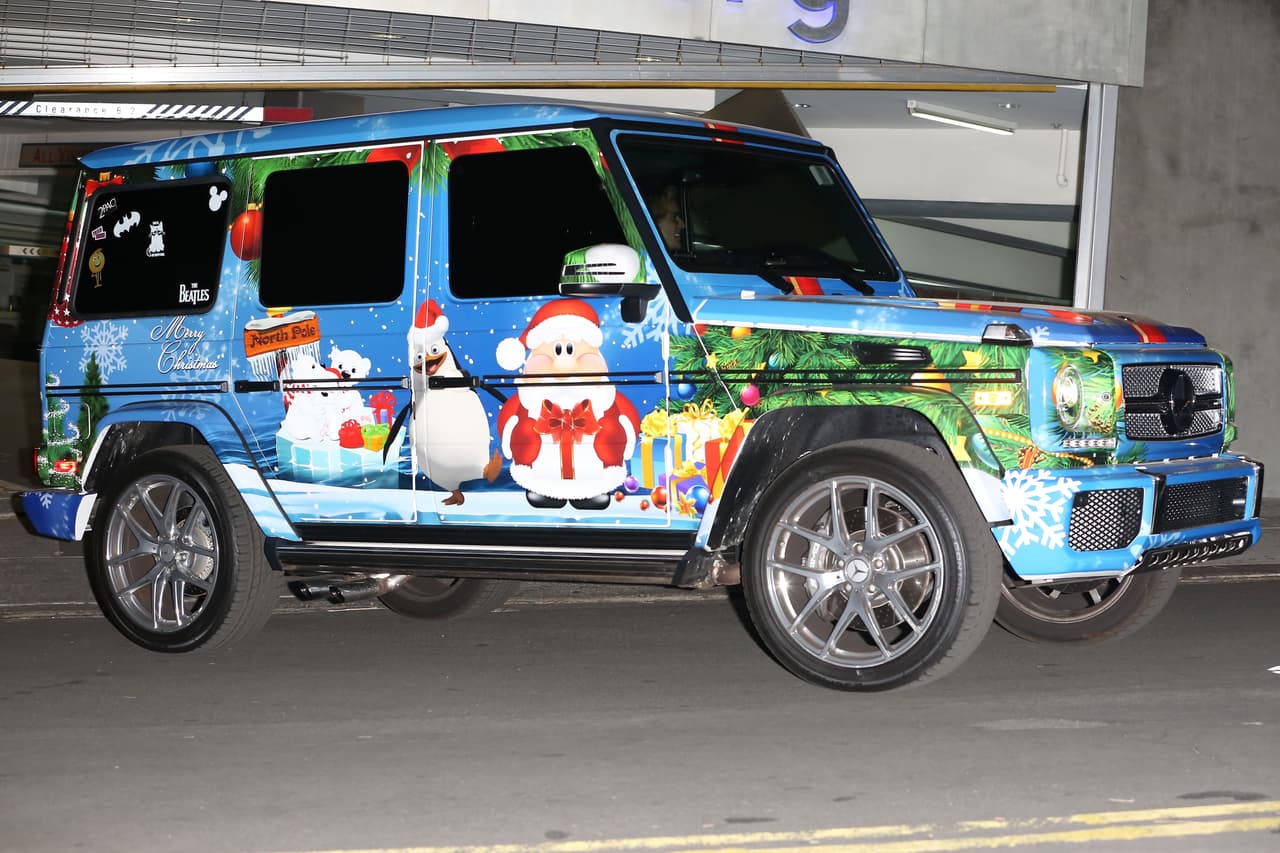 Así es, el espíritu navideño invadió a Justin Bieber y su camioneta terminó siendo la victima. 
<b>Un Santa Claus sonriene, un pingüino y hasta un oso polar, </b>son parte del decorado que presenta esta SUV en su costado derecho (y al parecer de lado izquierdo también).