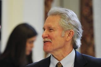 El gobernador de Oregon le salva la vida a una mujer en plena calle