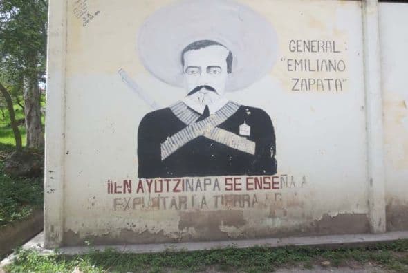 "En Ayotzinapa se enseña a explotar la tierra", dice el mural.