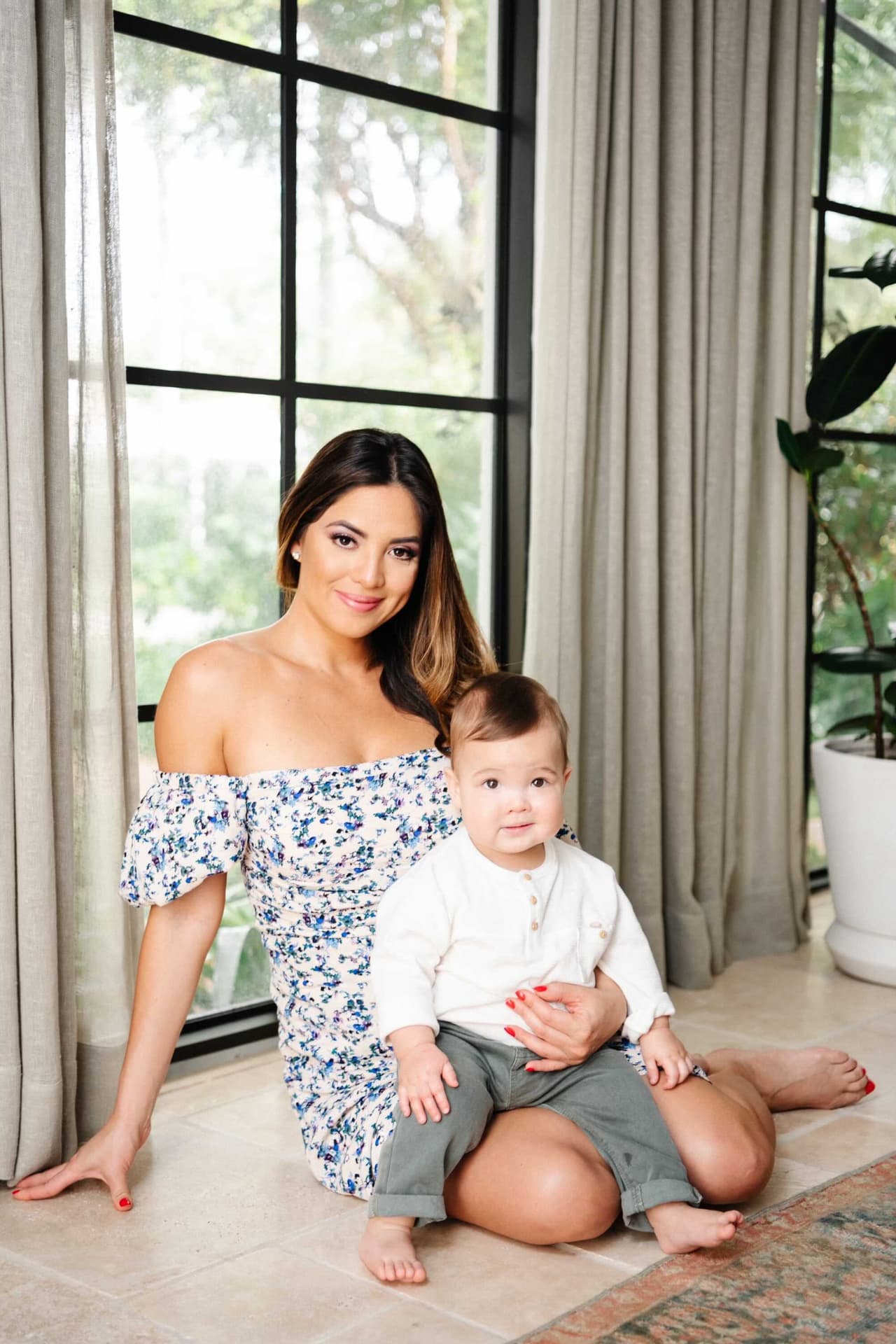 Ford estuvo dispuesto a cambiar de 
<i>outfits</i>, mientras era consentido por su madre quien no perdió la oportunidad de disfrutar la ocasión de seguir disfrutando el rápido crecimiento de su pequeño.