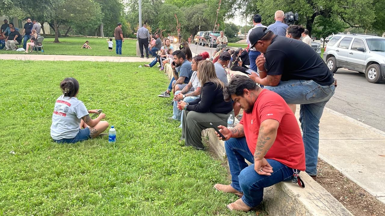 Realizan vigilia en memoria de las 21 víctimas del tiroteo en Uvalde, Texas 