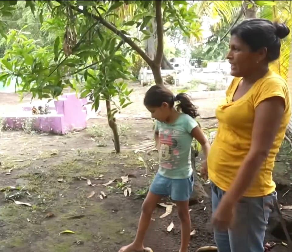 Sumidos en una extrema pobreza y sobreviviendo con el poco sueldo que Danilo consigue con su trabajo, Mirna acepta que ya se ha acostumbrado a vivir en ese lugar donde suelen ir a enterrar a víctimas de accidentes o asesinados.
<br>