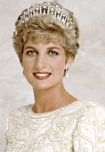 Lady Di, la princesa de Gales, sigue siendo recordada a veinte años de su muerte, como una de las figuras más amadas de la familia real y su influencia se nota mucho en su hijo mayor.