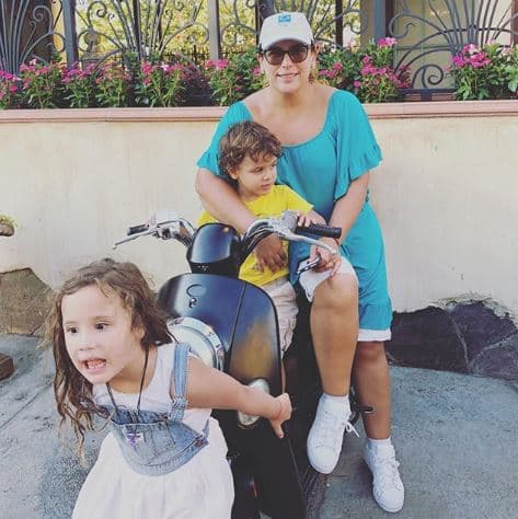 "Yo sabía que el día que fuera mamá iba a ser la mujer más feliz del universo y no me equivoqué. Esos dos me tienen totalmente loca, los adoro. Primero a mi hija porque es como seguir la tradición, tener a mi compañera, mi amiga... Ahora entiendo tanto a mi mamá [...]", aseveró Vale.