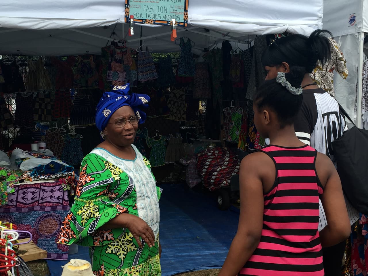 Comerciantes africanos venden en NYC tejidos y bordados hechos a mano en sus países.