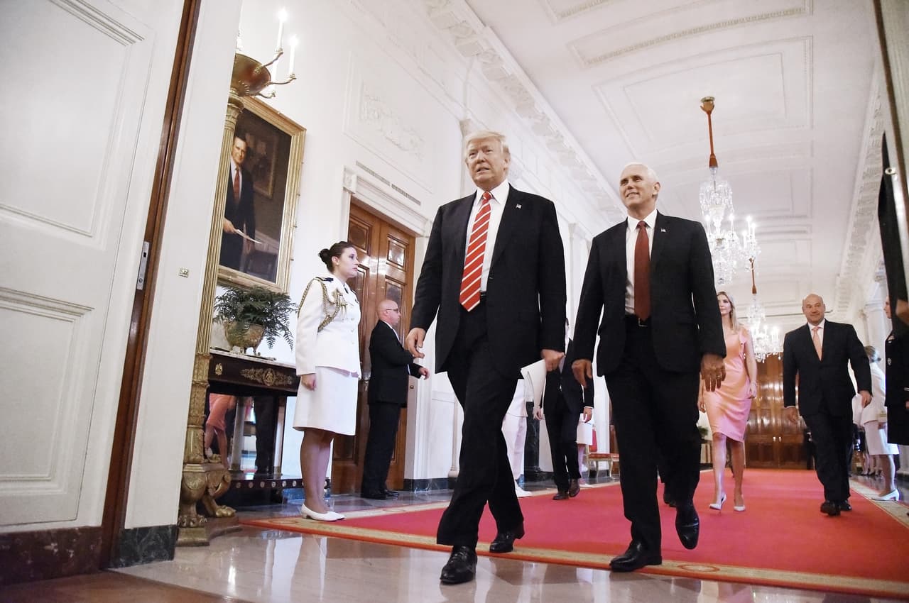 <b>22 de junio.</b> El presidente 
<b><a href="http://www.univision.com/temas/donald-trump" target="_blank">Donald Trump</a></b> afirmó vía Twitter que no hizo ni tiene ninguna grabación de sus conversaciones con el exjefe del FBI 
<b><a href="http://www.univision.com/temas/james-comey" target="_blank">James Comey</a></b>, contradiciendose a sí mismo después de haber sugerido que daría a conocer cintas de sus conversaciones con Comey, a quien despidió a principios de mayo en medio de las investigaciones sobre las posibles conexiones entre su campaña presidencial y el hackeo ruso a los comicios.