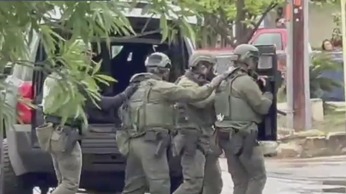 Equipo SWAT busca arrestar a un hombre atrincherado tras dispararle a una mujer al sur de San Antonio