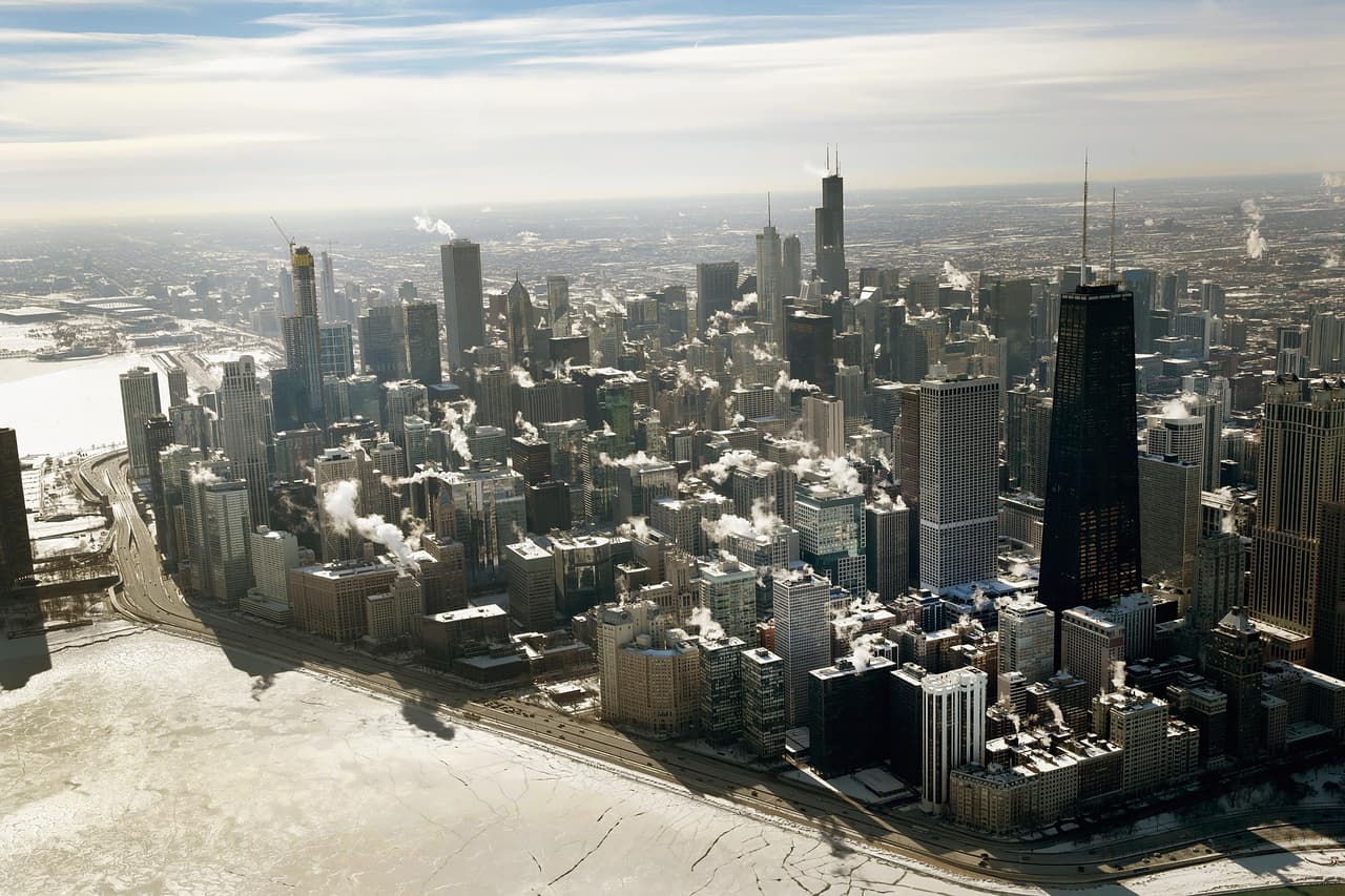 El helado centro de Chicago, frente al lago Michigan. Se cancelaron al menos 2,700 vuelos en todo el país, más de la mitad de ellos en los dos aeropuertos principales de esa ciudad. Las líneas de combustible en el aeropuerto O'Hare se congelaron, lo que obligó a algunos aviones a reabastecerse en otro lugar antes de continuar hacia su destino, según dijo una portavoz del aeropuerto a la agencia AP.