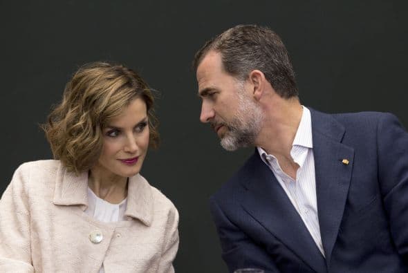 El rey de España Felipe y Doña Letizia hablan durante el coloquio.