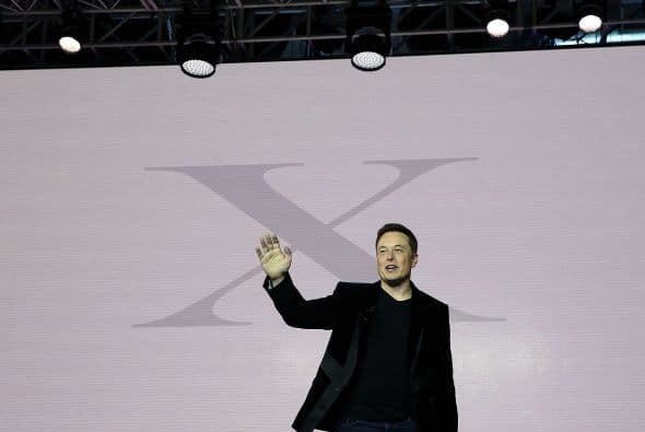 Elon Musk presenta al Tesla Model X SUV