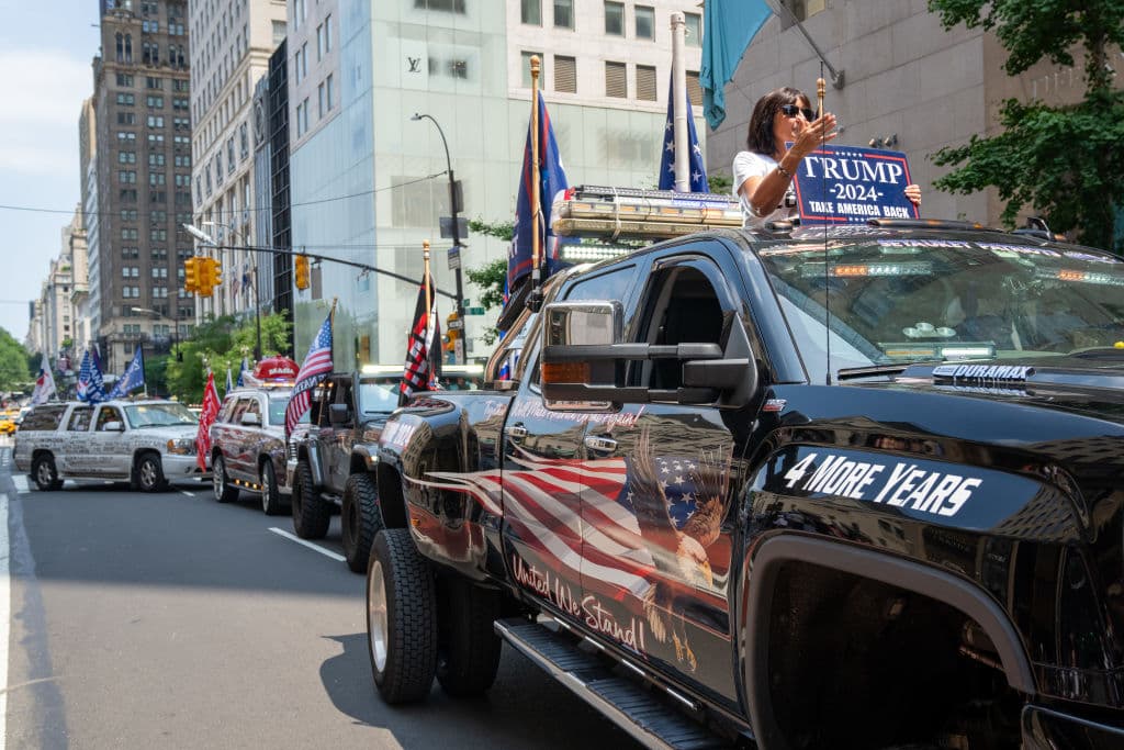 Poco antes del mediodía de este domingo 14 de julio, una caravana compuesta por decenas de automovilistas llegó hasta el
<b>725 de la Quinta Avenida</b> en la ciudad de Nueva York para expresar apoyo al
<b>expresidente de los Estados Unidos, Donald Trump</b>. El empresario y político republicano fue blanco de
<b><a href="https://www.univision.com/local/philadelphia-wuvp/noticias/elecciones-en-estados-unidos-2024/en-vivo-ultimas-noticias-trump-el-expresidente-se-encuentra-bien-tras-ser-evacuado-de-emergencia-de-un-mitin-al-escucharse-detonaciones" target="_blank">un atentado a disparos el sábado 13</a></b>, pasadas las 6:00 p.m. (hora del Este), durante su participación en un mitin de campaña en
<b>Butler, Pensilvania</b>.