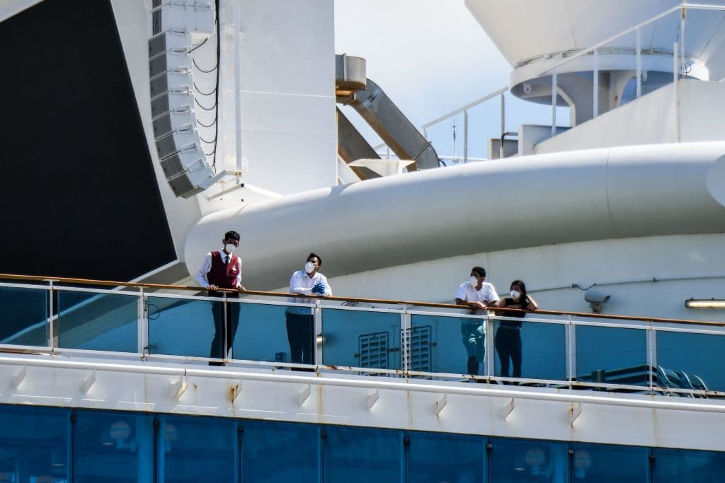 <a href="https://www.univision.com/noticias/salud/llega-a-florida-el-crucero-con-enfermos-de-coronavirus-y-muertos-al-que-nadie-le-permitio-atracar">El jueves habían arribado a Fort Lauderdale dos cruceros de la línea Holland America -el 'Zaandam' y el 'Rotterdam'-</a>, con cuatro muertos y decenas de enfermos a bordo luego de una travesía similar y de haber sido rechazado en varios puertos.