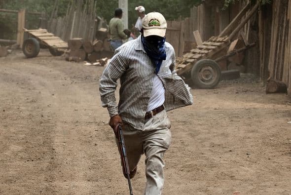 Hombres que asumieron la autodefensa de la comunidad de Tixtla, en Guerrero (sur de México) asesinaron a tiros a un supuesto delincuente, mientras el gobierno del estado admitió que la creación de estos grupos se debe a errores en materia de seguridad. Ver toda la información
