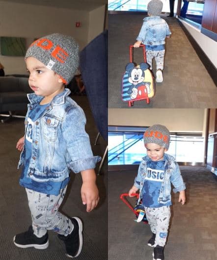 A ella le gusta vestirlo siempre con un look divertido.