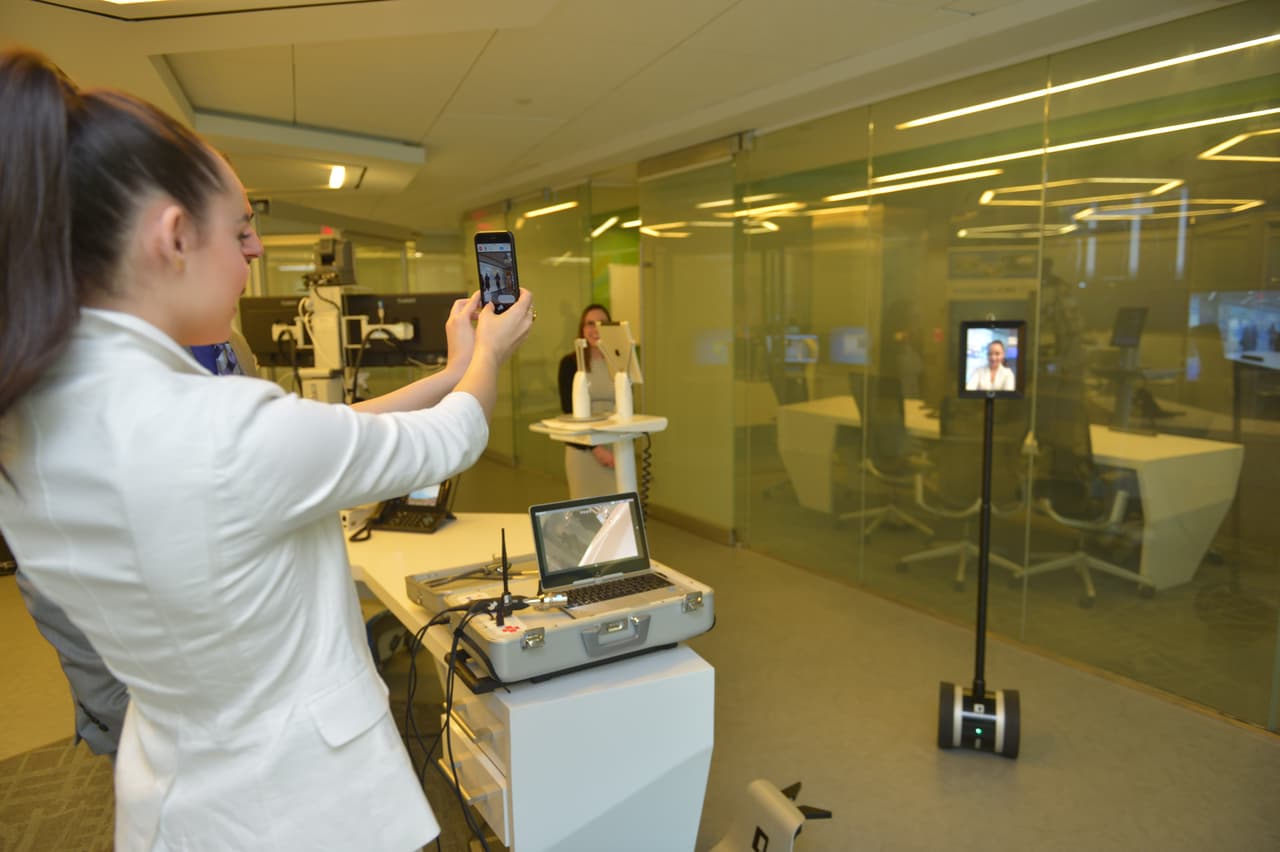 Con su carisma y personalidad, Sofia Carson encantó a todos en el hospital.