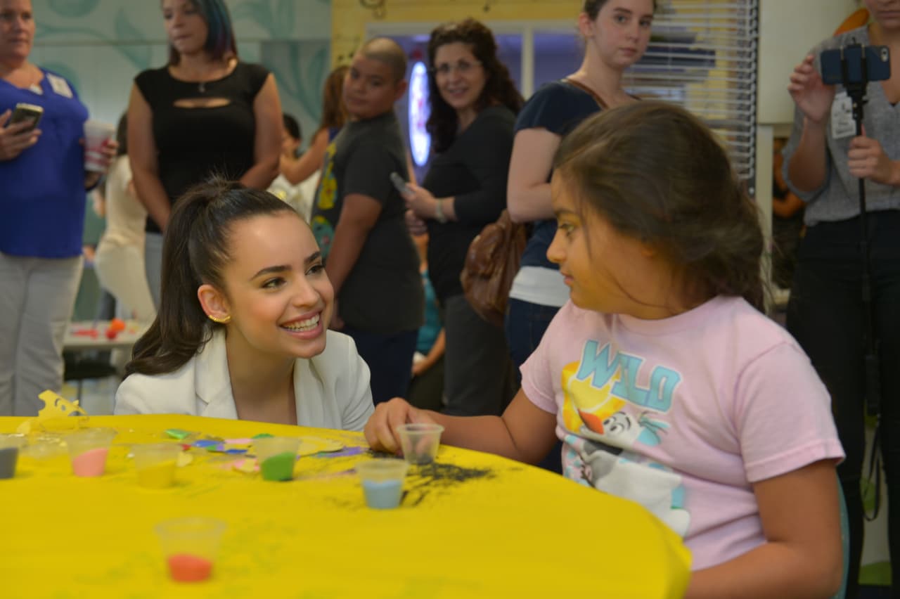 'Adventures in Babysitting' es el título de su nuevo proyecto.