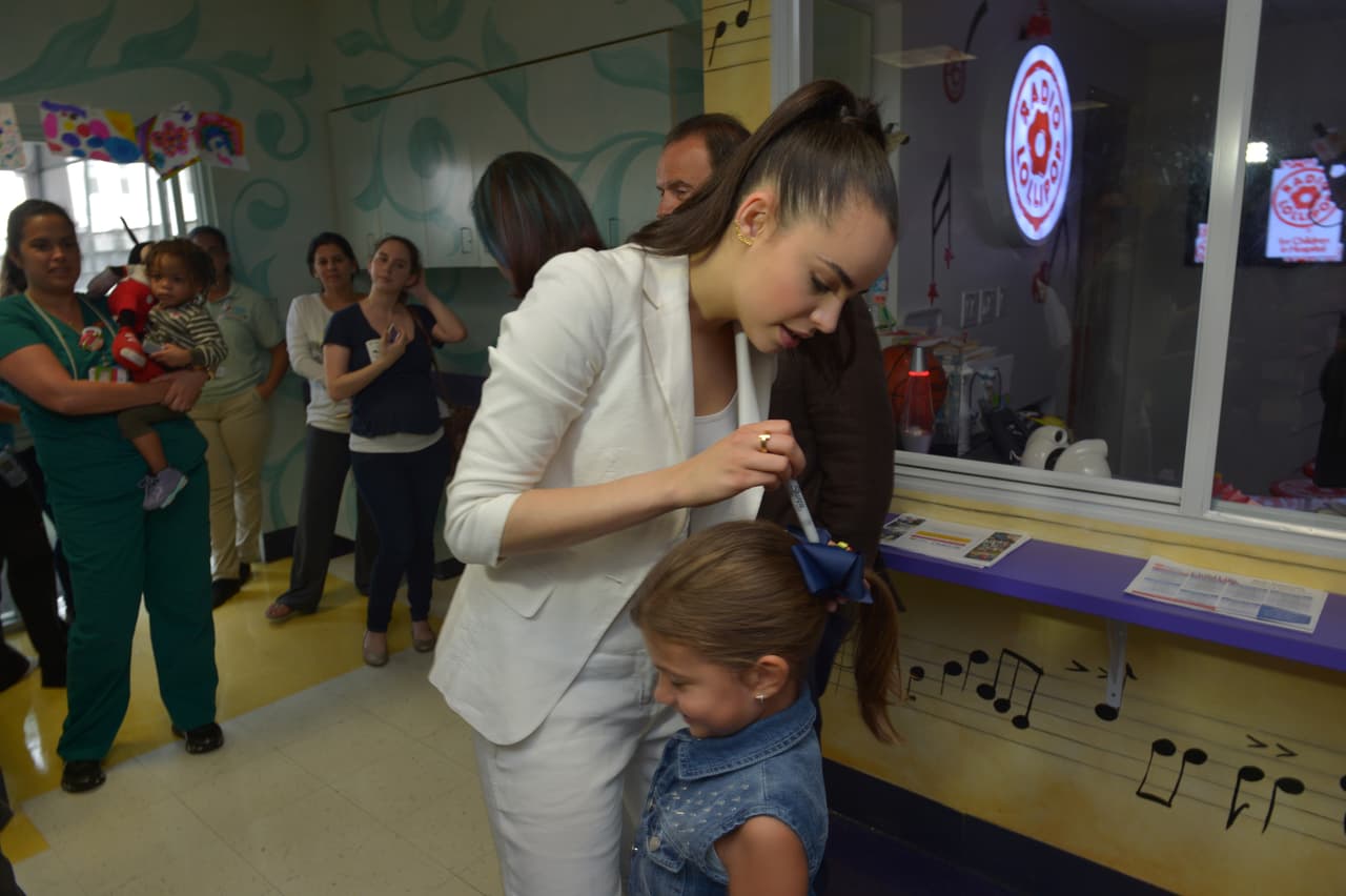 Hasta peinó a una de sus admiradoras.