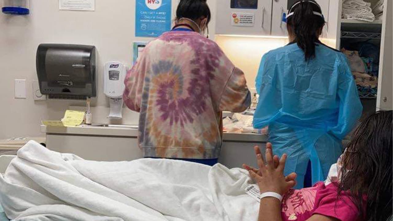 Actualmente existen más de cinco variantes del covid-19 aunque los 
<b><a href="https://espanol.cdc.gov/coronavirus/2019-ncov/variants/variant.html" target="_blank">Centros para el Control y Prevención de Enfermedades (CDC)</a></b> destaca a la delta como la de mayor preocupación en Estados Unidos. En el caso de ómicron, el doctor Varón dice que es "diez veces 
<b><a href="https://www.univision.com/local/houston-kxln/experto-afirma-que-variante-omicron-del-coronavirus-puede-ser-10-veces-mas-contagiosa-que-delta-video">más contagiosa que delta</a></b>" al tener más mutaciones.