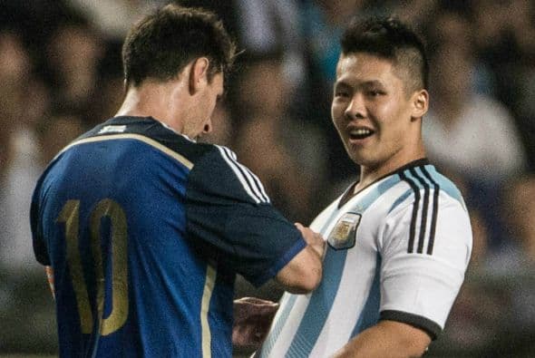 Messi firma autógrafo en pleno partido en Hong Kong