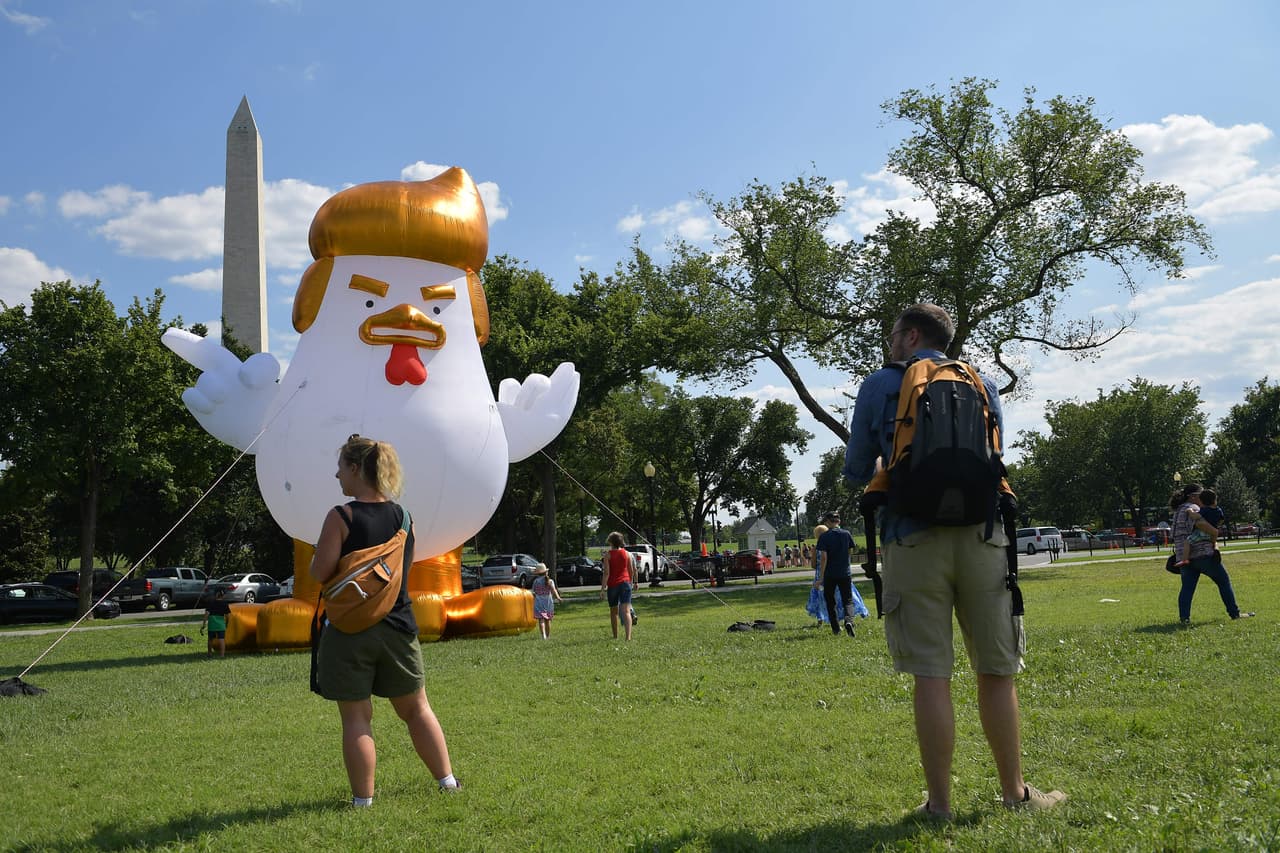 Un pollo inflable gigante apareció este miércoles frente a los jardines de la Casa Blanca en Washington DC. El pollo luce enojado mirando hacia la casa de gobierno con un abultado cabello dorado que emula el peinado del presidente estadounidense
<b><a href="http://www.univision.com/temas/donald-trump" target="_blank">Donald Trump</a></b>. El mandatario, por su parte, no vio el espectáculo en 'directo' porque
<b><a href="http://www.univision.com/noticias/politica/trump-comenzo-sus-vacaciones-de-17-dias-en-su-lujoso-campo-de-golf-de-nueva-jersey" target="_blank">no está en Washington sino en Nueva Jersey transitando sus vacaciones de 17 días</a></b>.