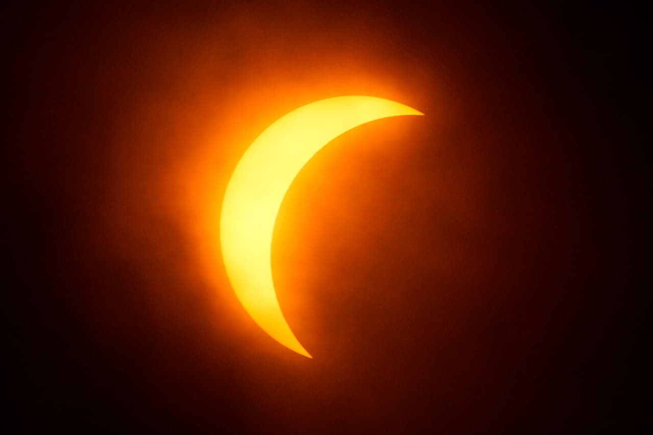 Ya casi se aprecia el punto máximo del eclipse solar en Eagle Pass, Texas.