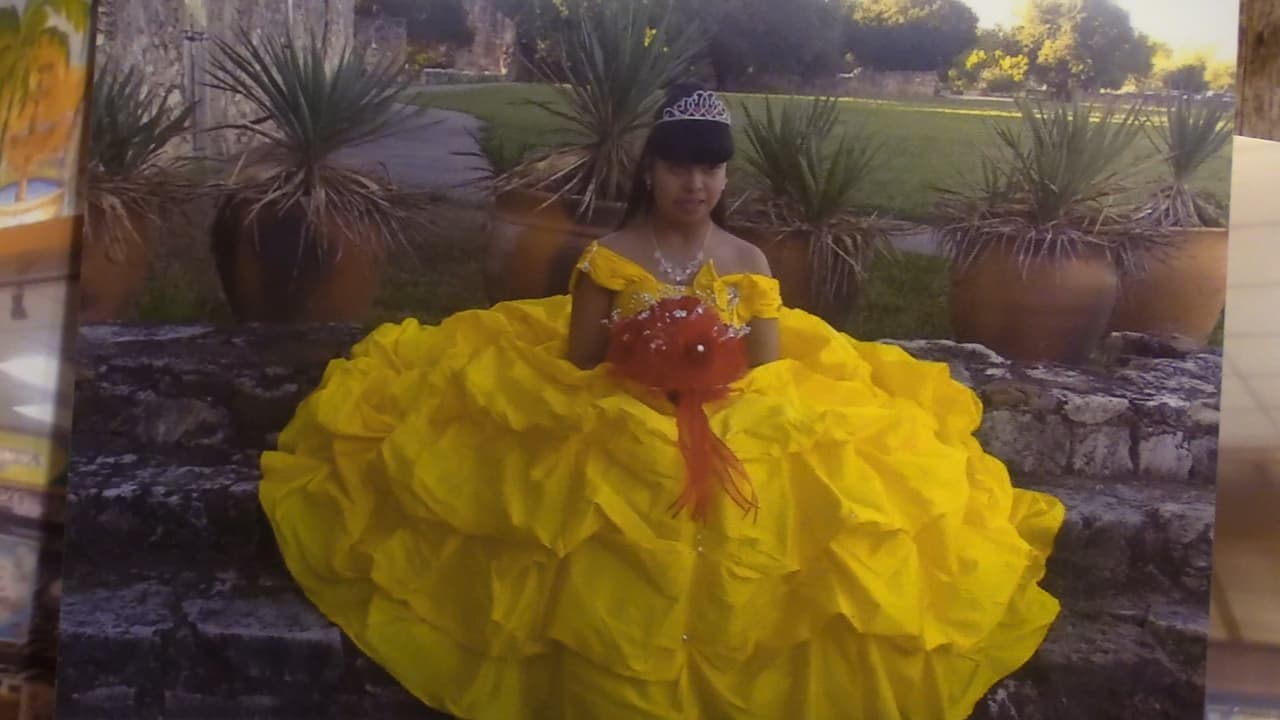 La niña vistió un traje color amarilla, similar al de Belle, de la película de La Bella y la Bestia.