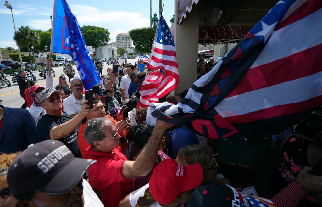 Trump
<a href="https://www.univision.com/noticias/politica/trump-cargos-penales-manejo-documentos-clasificados">enfrenta un total de 37 cargos</a>, 31 de ellos relacionados con la
<a href="https://www.univision.com/noticias/politica/audiencia-trump-florida-imputado-cargos-federales-lo-que-debes-saber-mar-a-lago">“retención voluntaria de información de seguridad nacional”</a>, una violación a la ley de espionaje que podría acarrear un máximo de 10 años de prisión por cada cargo. También se le acusa de obstrucción de la justicia y mentir a los investigadores.
<br>