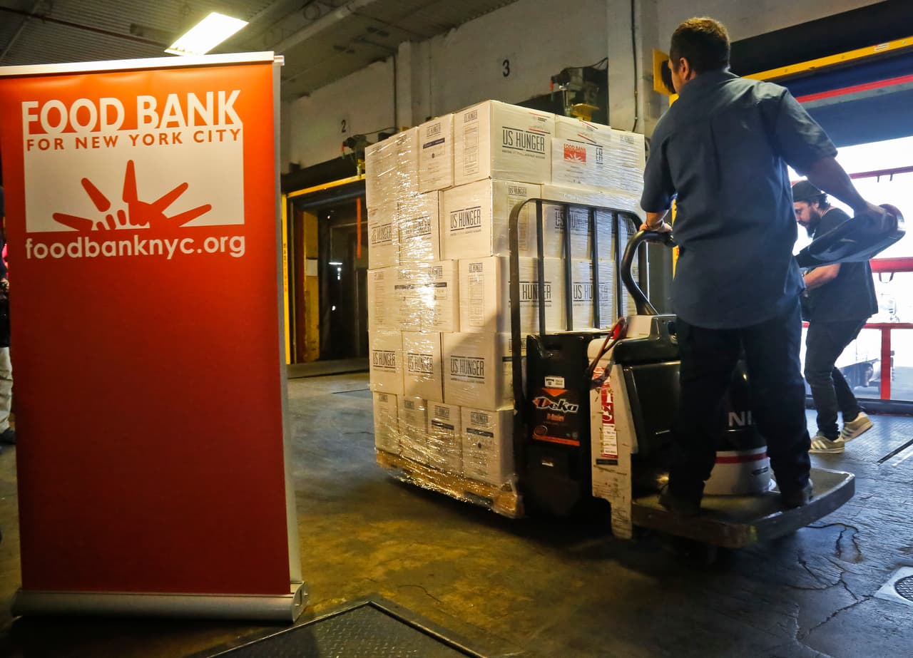 Desde agua hasta lámparas solares: neoyorquinos embarcan más ayuda para el devastado Puerto Rico