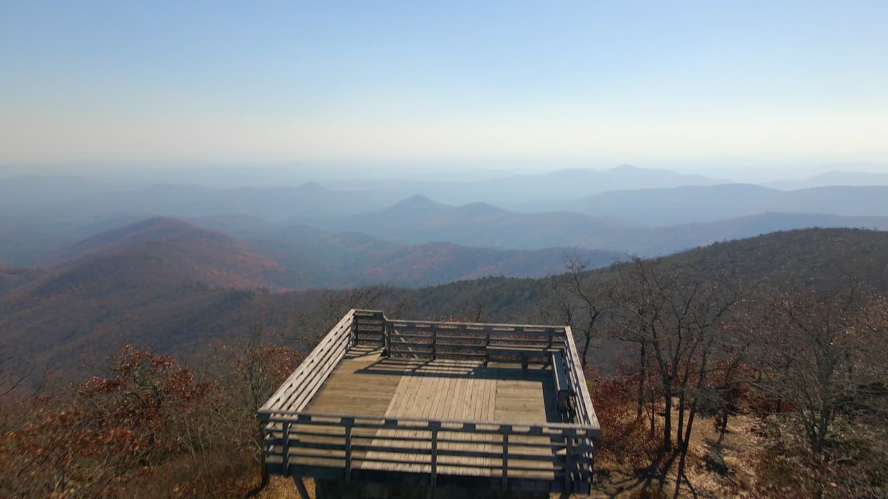 A diferencia de Brasstown Bald, 
<b>Rabun Bald no es tan popular</b>.