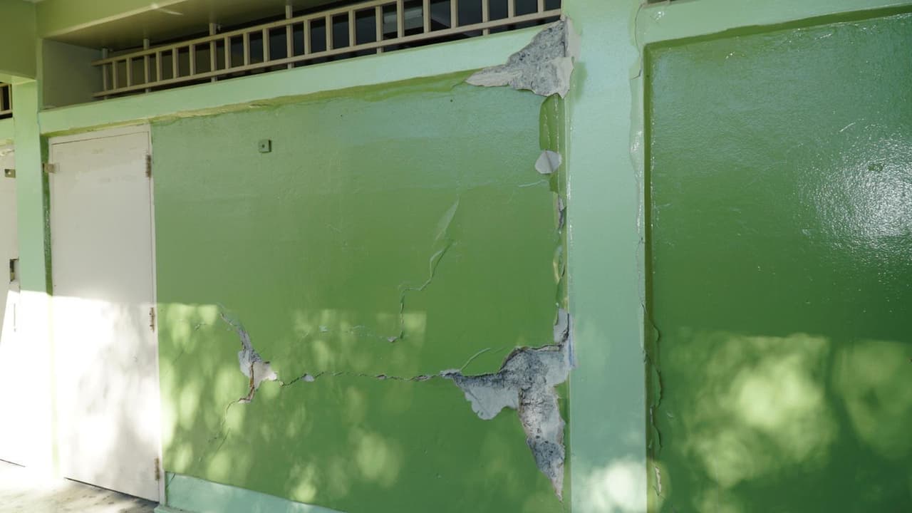 Tras los sismos reportados el 6 y 7 de enero en el sur de la Isla, la escuela superior de Peñuelas sufrió daños severos en su estructura.