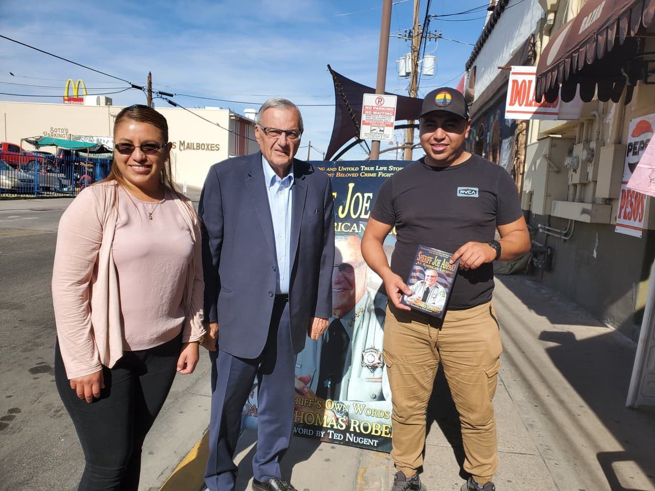 En busca de los pesos mexicanos: Después de perseguir a los hispanos siendo el sheriff del condado Maricopa, lo que le costó una demanda por perfil racial de la que recibió una condena y un perdón del expresidente Donald Trump. Ahora viaja a la frontera para buscar a los hispanos, este martes estuvo en Tacos & Tarros en Nogales para vender su libro, "Sheriff Joe Arpaio: An American Legend". Como incentivo, ofreció un 20% de descuento para quienes pagaran en pesos. Según un comunicado, el exoficial, de 89 años, "espera abrir la comunicación con personas de ambos lados de la frontera para aliviar problemas políticos y de aplicación de la ley".