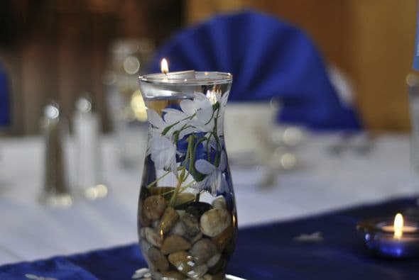 Más sencillo. A veces no tenemos mucho tiempo o buscamos una decoración minimalista. Nada más rápido y simple que una flor sumergida completamente en un vaso de agua, con una vela flotándole encima. Al sumar las piedritas, redoblarás el efecto zen.
