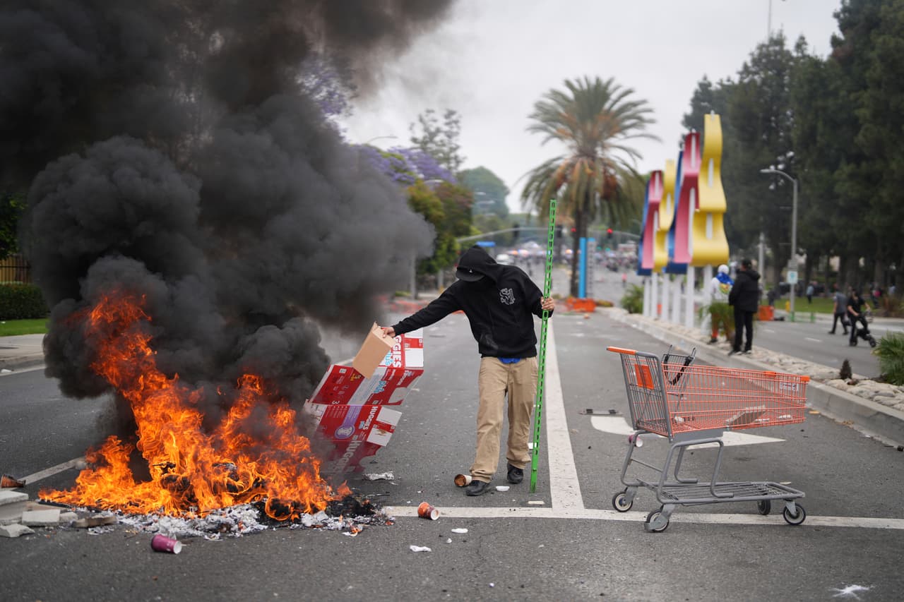 Las tensiones aumentaron conforme avanzó la mañana.
<br>
<br>Agentes federales, con el rostro cubierto,
<b>lanzaron bombas de humo</b>, mientras los manifestantes respondían con actos similares.
<br>
<br>La escena terminó con los agentes formando una línea de escaramuza frente a los manifestantes.
<br>
<br>(AP Photo/Eric Thayer)