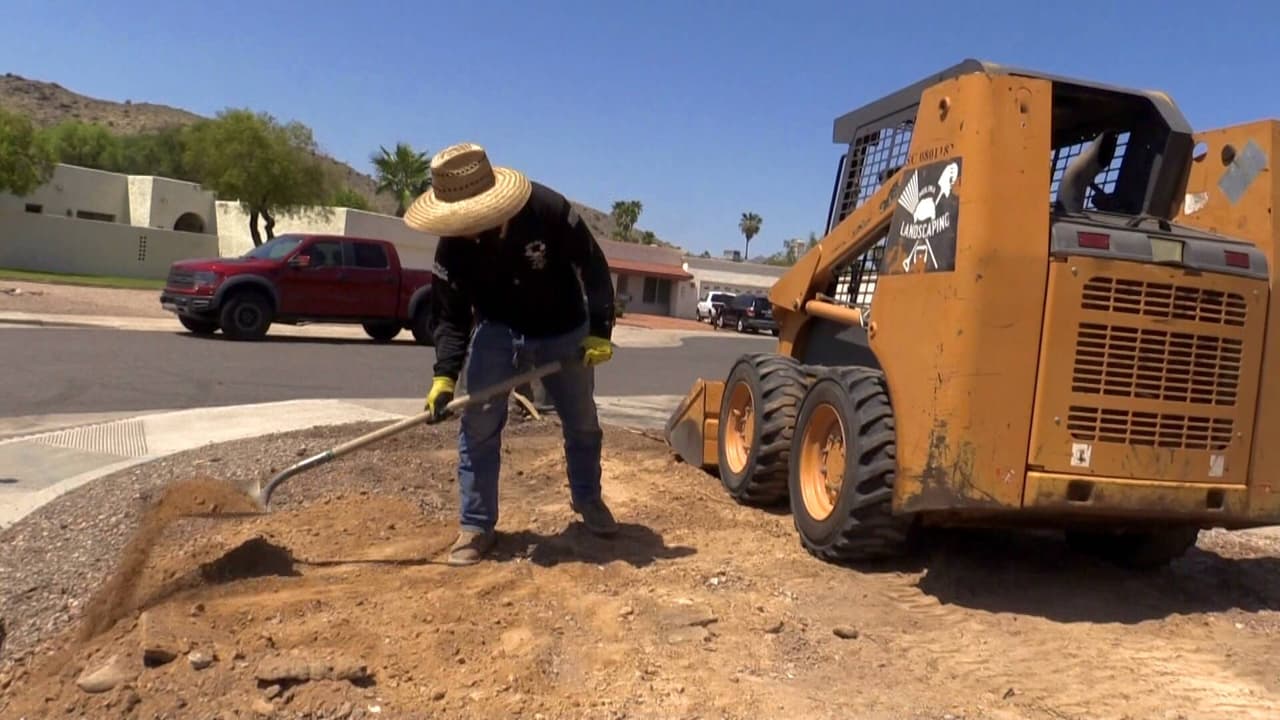 Conoce y protege tus derechos laborales si trabajas al aire libre y bajo las altas temperaturas de Arizona
