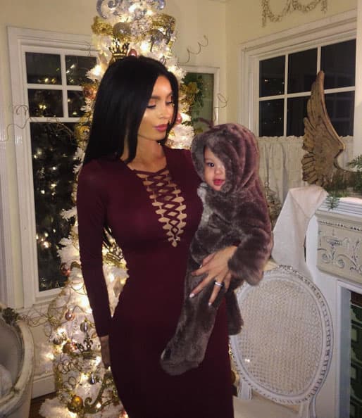 La chica con figura envidiable ahora pasa sus primeras fiestas con su nene.