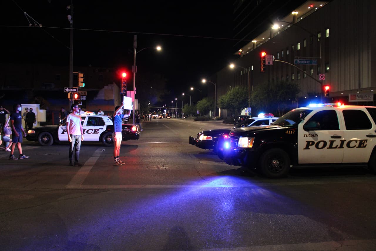 “Por lo visto la protesta era pacífica había comunicación con personas. desafortunadamente había un elemento criminal, unas pocas personas que empezaron aventar botellas, ladrillos, una persona aventó un martillo a oficiales. vimos varias ventanas quebradas de negocios y a domicilios en esa área, esa noche también vimos varios oficiales heridos”, dijo Francisco Magos- portavoz del departamento de policía de Tucson.
<br>