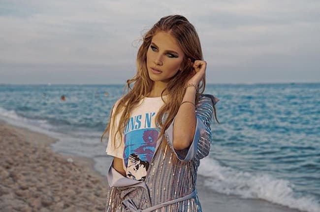 Su segunda hija es Nicole Tacher Lois, quien esta ha compartido en redes sociales imágenes que muestran su pasión por el modelaje.