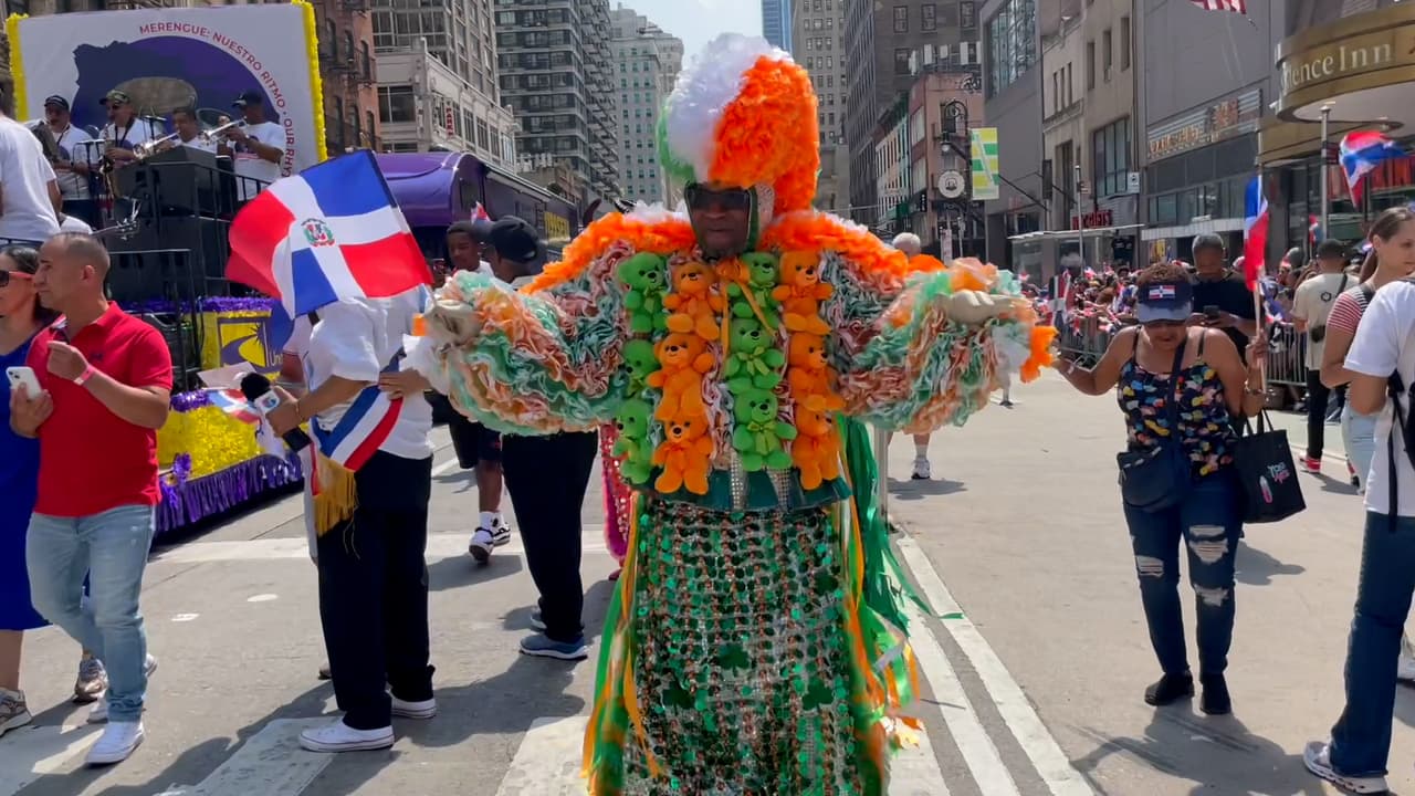 El color y la fiesta no podían faltar durante el desfile sobre la Sexta Avenida.