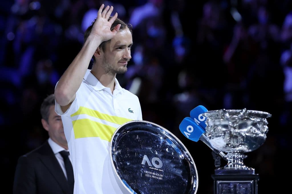 El serbio Novak Djokovic fulminó al ruso Daniil Medvedev al vencerle por 7-5, 6-2 y 6-2, en una final espectacular y demasiado corta, para levantar su noveno título del Australian Open y el tercero de forma consecutiva.