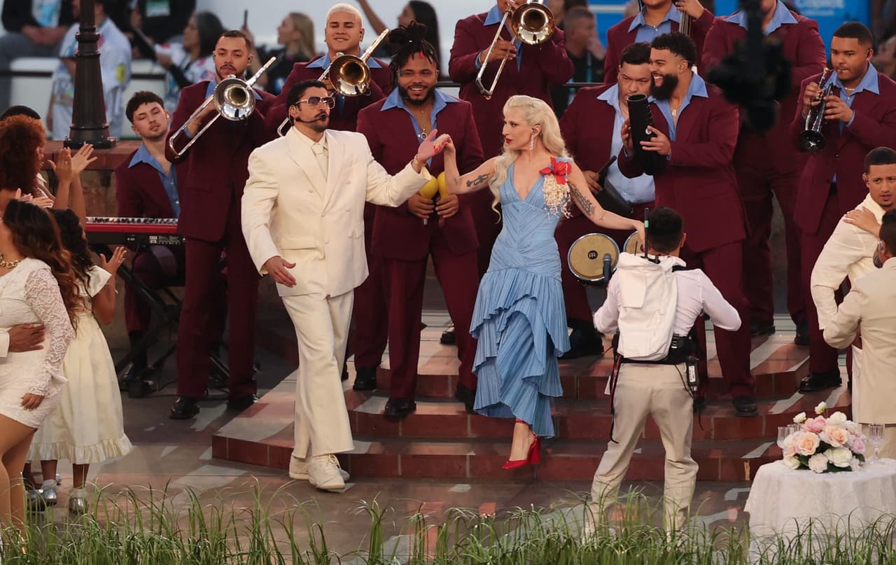 Lady Gaga interpreta 'Die withe smile" con versión salsa en el show de medio tiempo de Bad Bunny