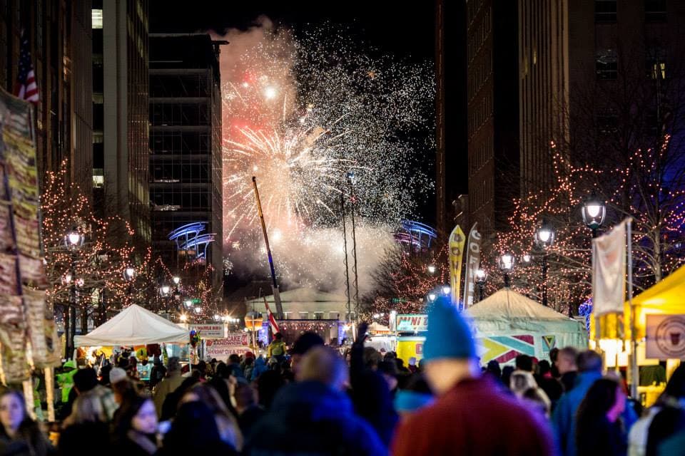 <b><a href="https://firstnightraleigh.com/ " target="_blank">First Night Raleigh 2022</a></b> es la celebración de Nochevieja más grande de Carolina del Norte. Decenas de miles de personas acuden en masa al centro de Raleigh cada víspera de Año Nuevo para esta celebración.