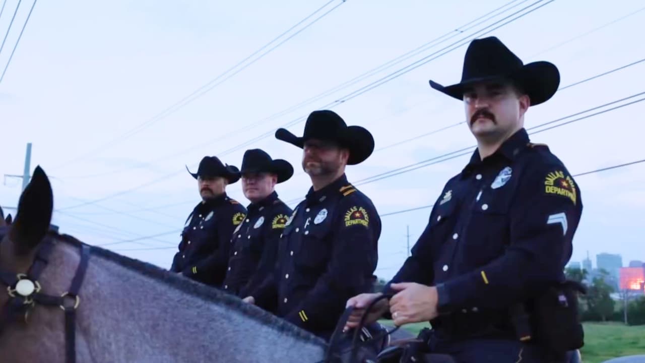 <h3 class="cms-H3-H3">Más que una prenda</h3>
<br>Para la ciudadanía nada cambia en el servicio. Pero sí en la percepción:
<b>el sombrero podría agregar cercanía, tradición y un aire texano imposible de confundir.</b>