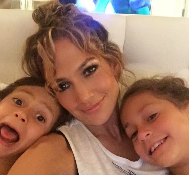 Para Jennifer Lopez sus hijos son lo máximo. Ella ha señalado que trabaja muy duro por ellos y agradece a la vida que no crezcan en la pobreza como ella lo vivió.