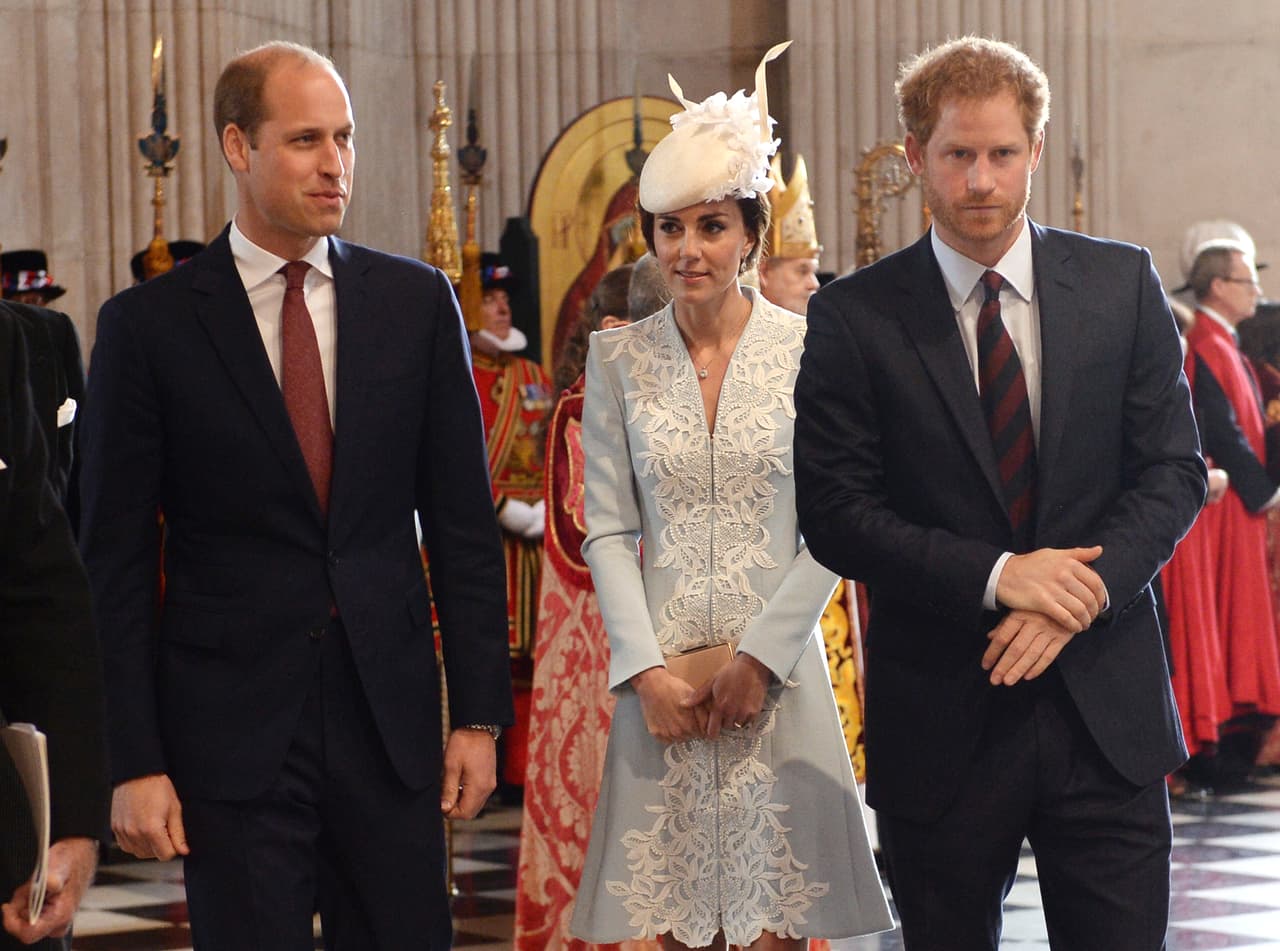 El cumpleaños de la Reina madre fue la excusa perfecta para Middleton usar algunas de sus apuestas más formales. En una de las celebraciones eligió este vestido azul claro y de bordados blancos de Catherine Walker y un sombrero de Jane Taylor.