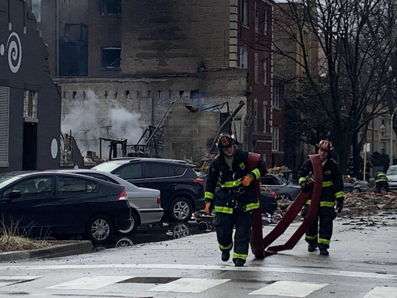 Incendio Albany Park. Bomberos tardaron varias horas antes de apagar las llamas que se extendieron a locales cercanos.