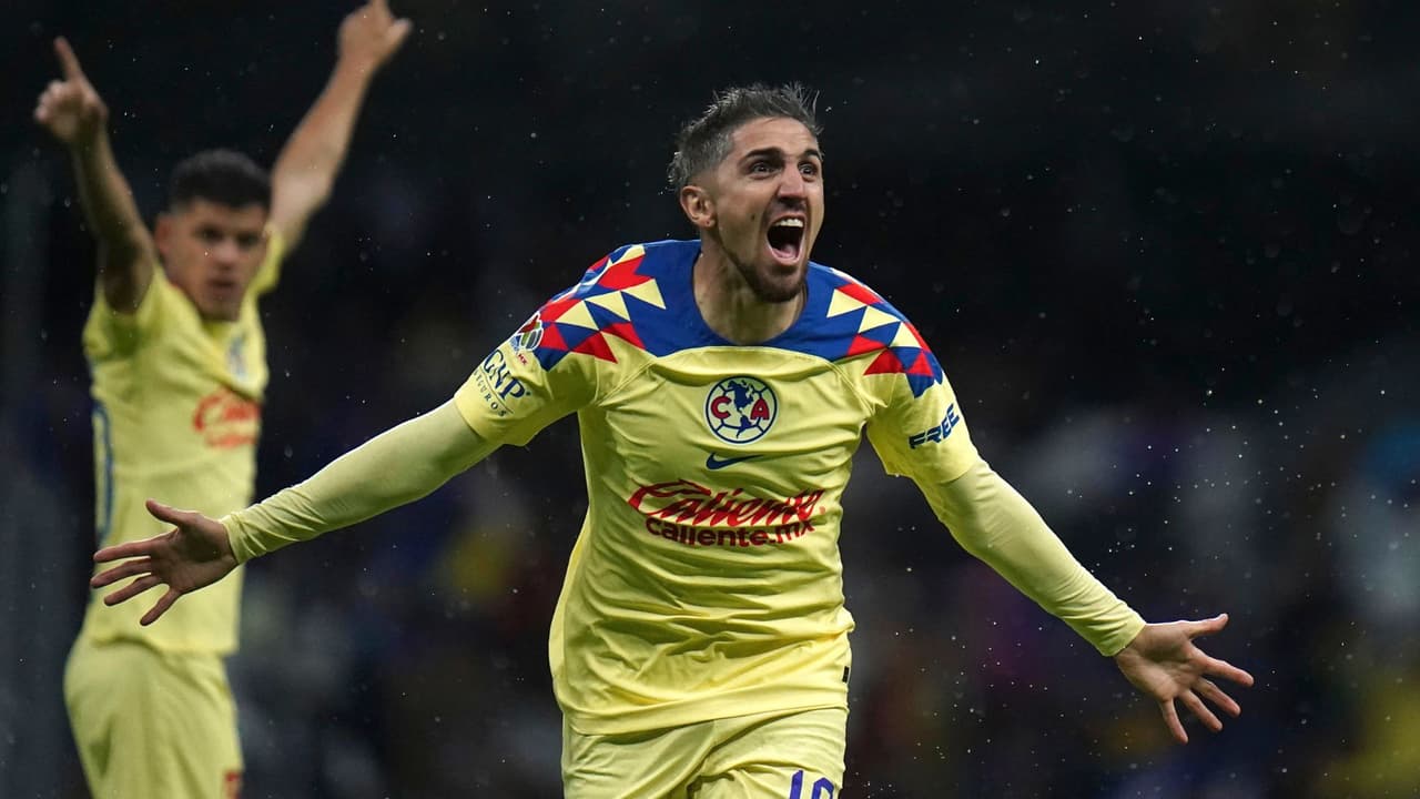 El jugador del América Diego Valdés, en el centro, celebra después de que su compañero Julián Quiñones anotara el primer gol de su equipo contra Cruz Azul durante un partido de la liga mexicana de fútbol en el estadio Azteca de Ciudad de México, el sábado 2 de septiembre de 2023.