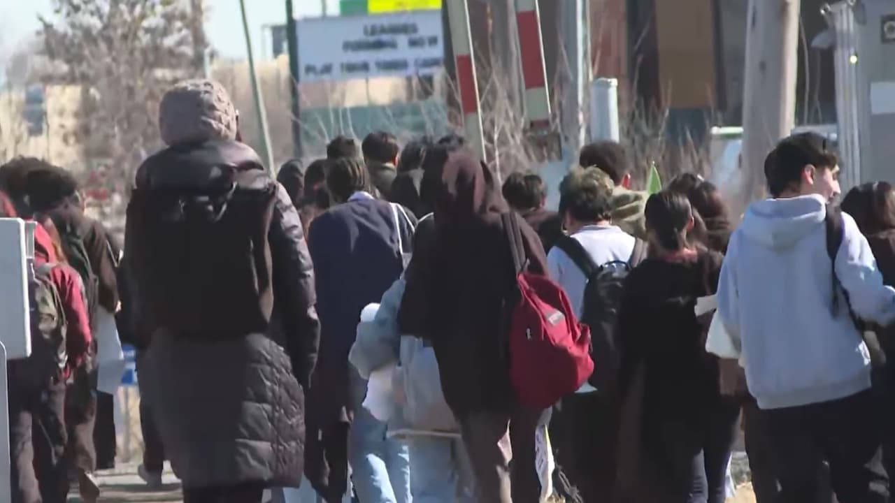 De los salones a las calles: estudiantes de Chicago protestan contra ICE
