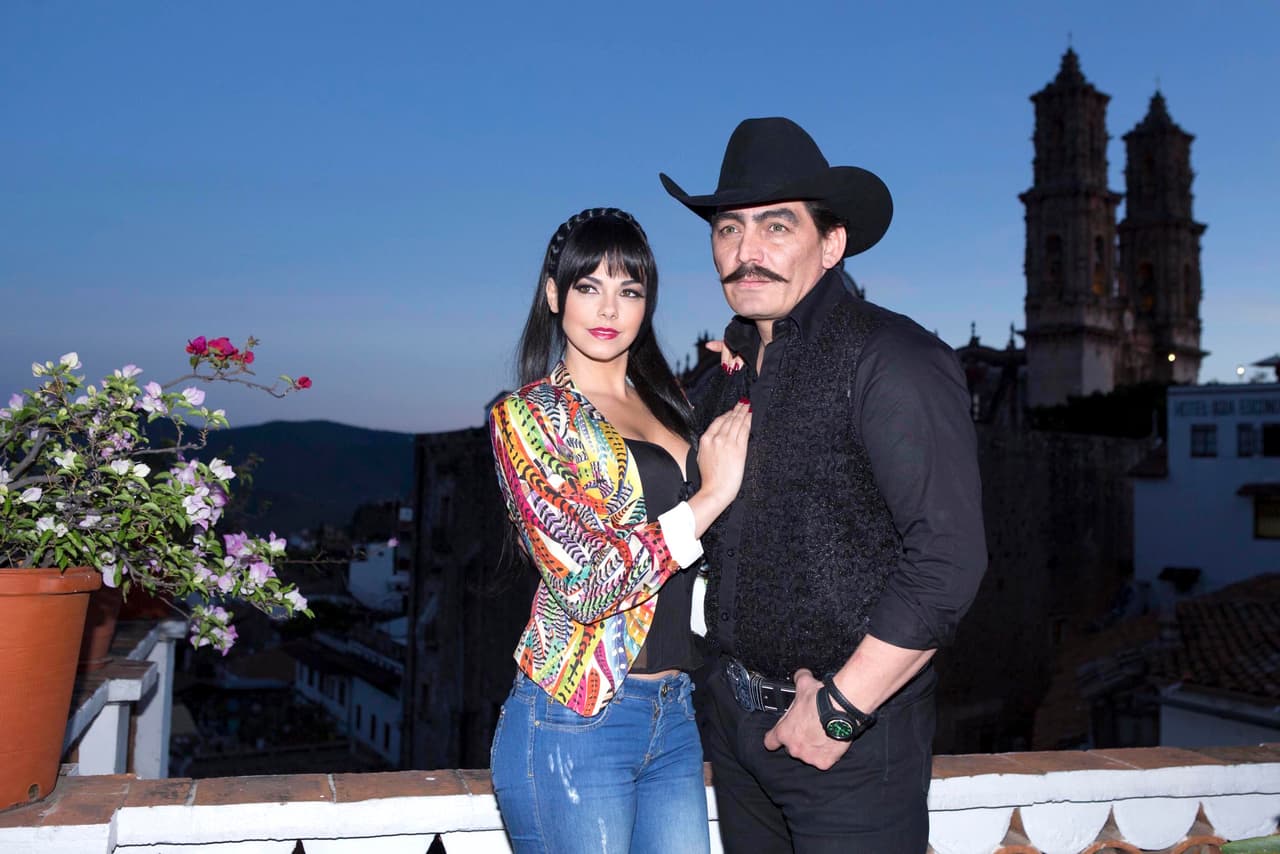 Sin embargo ella dejó claro que sólo son amigos y compañeros. Los rumores surgieron cuando ambos grababan la serie "En la vida de... Joan Sebastian".
