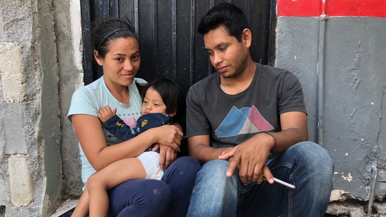 Tras sobrevivir a un balazo en la garganta, este niño de 2 años espera a la puerta de EEUU para pedir asilo